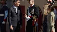 Pedro Sánchez saluda al rey Felipe VI en el desfile del año pasado.