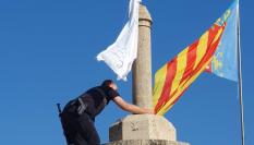 La Policía Local de Valencia retira una bandera con versículos del Corán en las Torres de Serranos