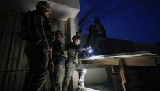 Militares del Ejército de Israel buscan restos de cohetes lanzados desde Gaza.