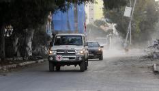 Vehículos del Comité Internacional de la Cruz Roja (CICR) transportan a palestinos cuyas casas fueron destruidas en los ataques este viernes, 13 de octubre de 2023.