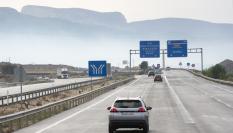 Un coche circula por una de las carreteras españolas.