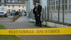 Dispositivo policial en el instituto Gambetta de Arrás (Francia), tras el ataque múltiple mortal que se cobró la vida de un profesor.