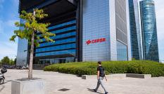 Imagen de archivo de la entrada a la Torre Cepsa, en el distrito financiero madrileño.