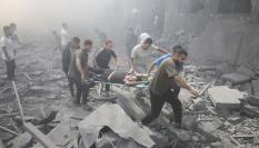 Palestinos evacuados en Rafah, al sur de Gaza, después de un bombardeo de Israel.