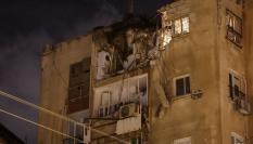 Un edificio de viviendas en Tel Aviv, destrozado por un ataque de Hamás