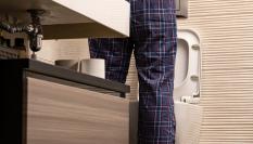 Un hombre en el baño de su casa.