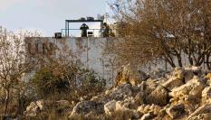 Un soldado de la UNIFIL, la misión militar de la ONU en el sur del Líbano, observa la frontera entre ese país e Israel el 12 de octubre de 2023.