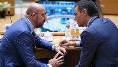 Charles Michel y Pedro Sánchez charlan durante una reunión de la UE