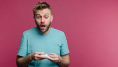 Un hombre con mocos.