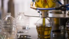 Imagen de archivo de envasado de aceite de oliva en una fábrica.