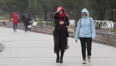 Dos personas caminan por San Sebastián (País Vasco) bajo el temporal el pasado 14 de octubre de 2023.