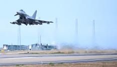 Imagen de archivo de un caza alemán modelo Eurofighter despegando.