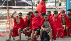 Llegada a Puerto Naos (Lanzarote) de 33 personas rescatadas cuando navegaban en patera.