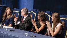 La princesa Leonor, aplaudida por los reyes Felipe y Letizia y la infanta Sofía en los Premios Princesa de Asturias 2023.