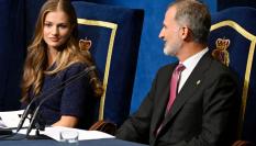 La princesa Leonor y el rey conversan en un momento de la ceremonia de entrega de premios