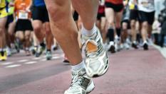 Los pies de una persona que participa en una carrera en una imagen de archivo.