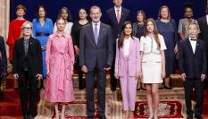Los reyes y sus hijas con los premiados en los Princesa de Asturias.