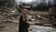 Una mujer gazatí camina entre los escombros del barrio de al-Zahra, tras un bombardeo israelí.