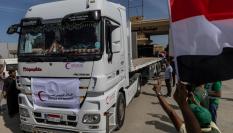Un camión pasando la frontera de Rafah.