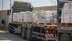 Camiones de ayuda humanitaria en el paso de Rafah.