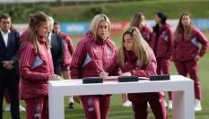 Alexia Putellas, Irene Paredes y Olga Carmona (firmando en ese instante) sellan el acuerdo con la RFEF y el CSD