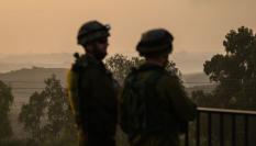 Dos soldados israelíes vigilan en las inmediaciones de Gaza