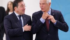 José Manuel Albares, junto a Josep Borrell, en un encuentro europeo