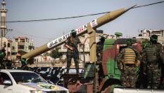 Miliciano Al-din al-Qassam en desfile militar Hamás Gaza, con cohetes qassan, en una imagen de archivo.