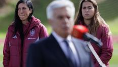 Pedro Rocha habla ante las jugadoras y con Jenni Hermoso justo detrás