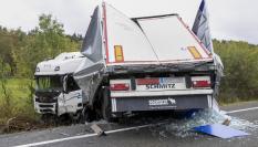 Estado del camión implicado en el accidente mortal de tráfico en Segovia.