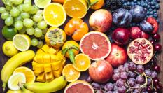 Imagen de archivo de distintas variedades de frutas.