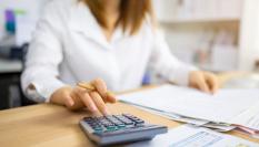 Imagen de una persona echando cuentas.