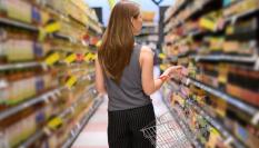 Imagen de archivo de una persona haciendo la compra en un supermercado.