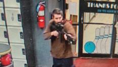 Imagen difundida del sospechoso del titroteo en Maine, Estados Unidos.