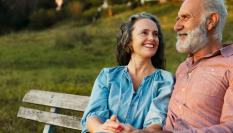 Jubilados sentados en un banco