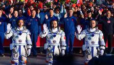 Los tres miembros de la tripulación china que ha partido hacia su estación espacial: Jiang Xinlin, Tang Shengjie y Tang Hongbo.