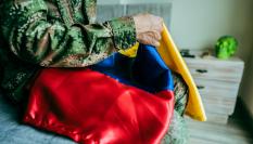 Un soldado con una bandera de Colombia.