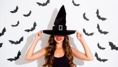 Una mujer vestida de bruja.