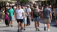 Varias personas pasean en un día soleado, en una imagen de archivo