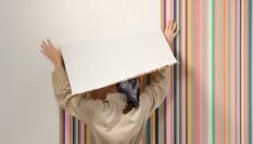 Mujer colocando papel pintado