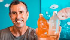 Jesús Zamorano, fundador de Soul K, con dos botellas de su kombucha.