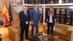 Santos Cerdán, secretario de Organización del PSOE, junto a Pedro Sánchez y Miriam Nogueras, portavoz de Junts en el Congreso el 13 de octubre de 2023.