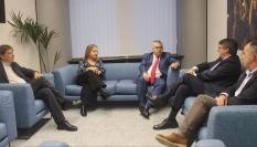 Santos Cerdán y Carles Puigdemont, junto a sus equipos negociadores en la reunión de este lunes 30