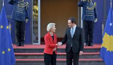 Ursula von der Leyen, junto al primer ministro kosovar, Albin Kurti