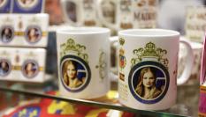 Detalle de unas tazas con la imagen de la Princesa Leonor puestas a la venta en Madrid.