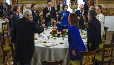 La princesa brindando con los comensales de su mesa en el almuerzo tras su jura de la Constitución.