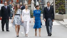 Letizia junto a sus hijas, Leonor y Sofía, y Pedro Sánchez se disponen a entrar en el Congreso.