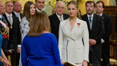 Momento en el que la princesa Leonor, frente a Francina Armengol, presidenta del Congreso, jura la Constitución.