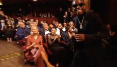 Rema, en un momento de su actuación en la gala del Balón de Oro.