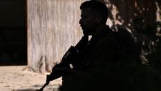 Un soldado israelí, de guardia a las puertas de la Franja